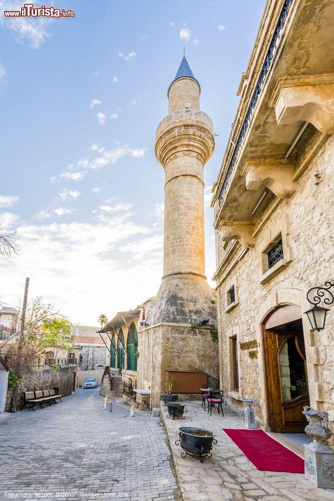 Immagine L'Aga Cafer Pasa Mosque a Kyrenia, isola di Cipro.  In stile ottomano, questo edificio religioso risale al 1580. Ha tre stanze rettangolari e un unico minareto; prende il nome dal proprietario terriero ottomano che donò la terra su cui venne costruito - © Nejdet Duzen / Shutterstock.com