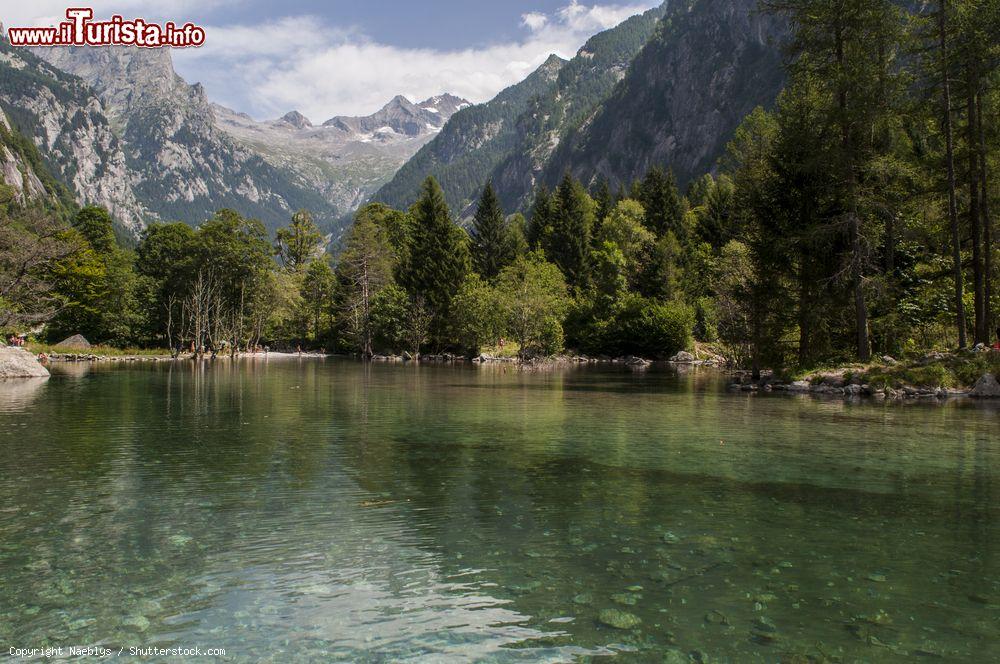 Immagine Il lago alpino nella Val di Mello, Lombardia. E' circondata da montagne di granito e foreste di alberi: dagli amanti della natura è ribattezzata Yosemite Valley - © Naeblys / Shutterstock.com