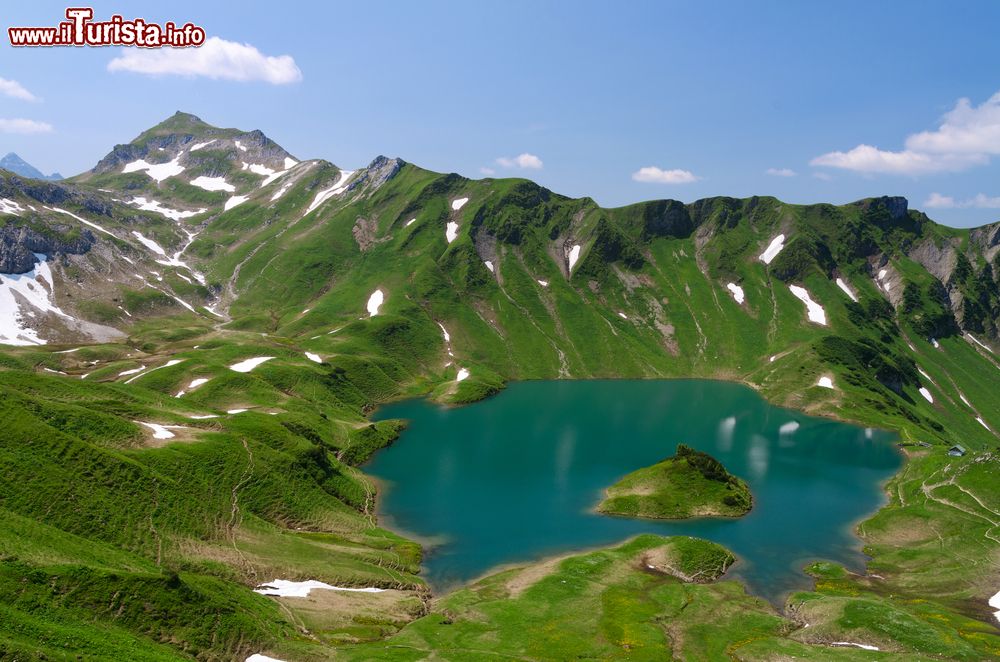 Immagine Il lago alpino Schrecksee nelle Alpi Allgaeu vicino a Hinterstein (Bad Hindelang), Germania.