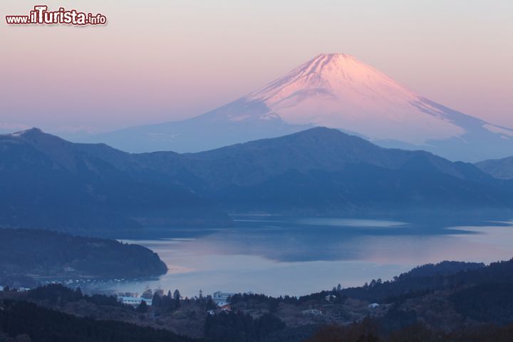 Immagine Panorama invernale sul lago Ashinoko e Fujiyama a Hakone, Giappone - Suggestivo in estate quanto in inverno, con la cima innevata per dieci mesi l'anno, il monte Fuji è, assieme al lago Ashinoko, uno dei simboli per eccellenza del Giappone © Sakarin Sawasdinaka / Shutterstock.com