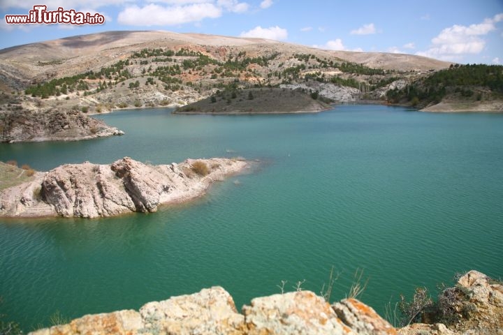 Immagine Lago della diga di Sille a Konya, Turchia. E' stata inaugurata nel 1960 - © mehmetcan / Shutterstock.com