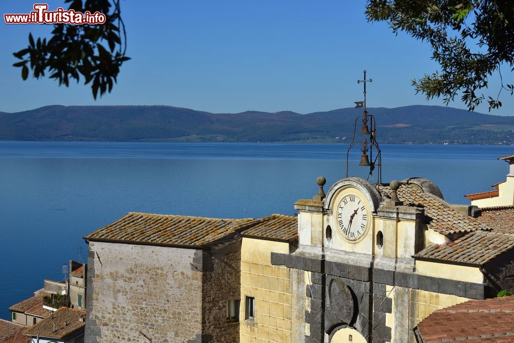 Immagine Il Lago di Bracciano fotografato dalle antiche mura medievali di Anguillara Sabazia, provincia di Roma, Lazio.