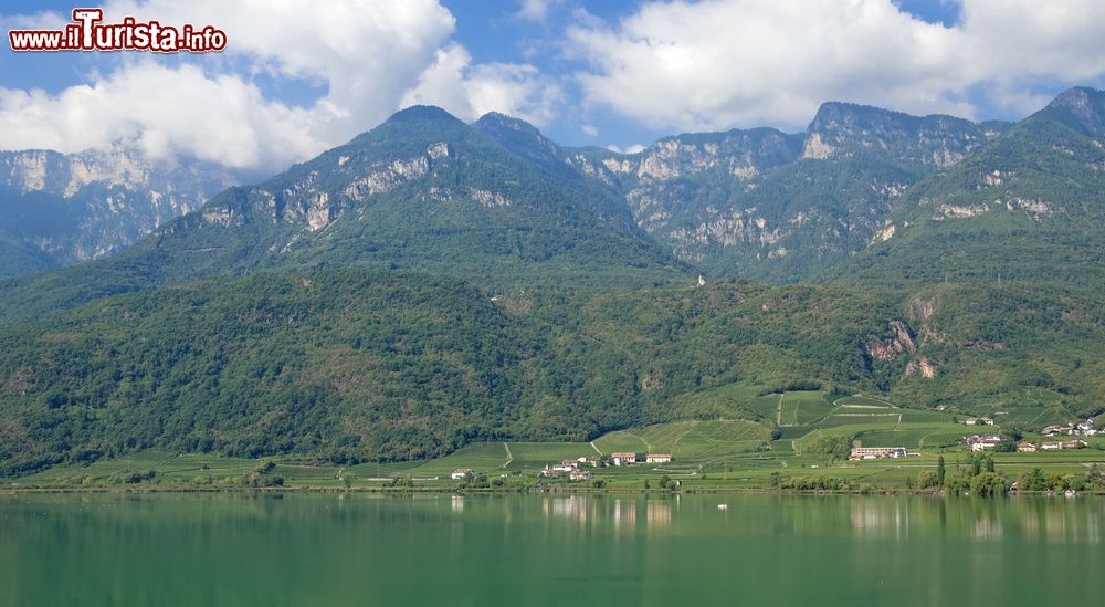 Immagine Lago di Caldaro visto dall'alto, Trentino Alto Adige. La natura si rispecchia nelle acque cristalline di questo bacino lacustre del Sud Tirolo, nei pressi di Merano.