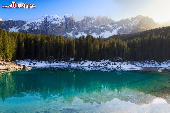 Immagine Il lago di Carezza e il gruppo del Latemar, siamo in inverno nella Val d Ega, in Trentino Alto Adige - © Frank Fischbach / Shutterstock.com