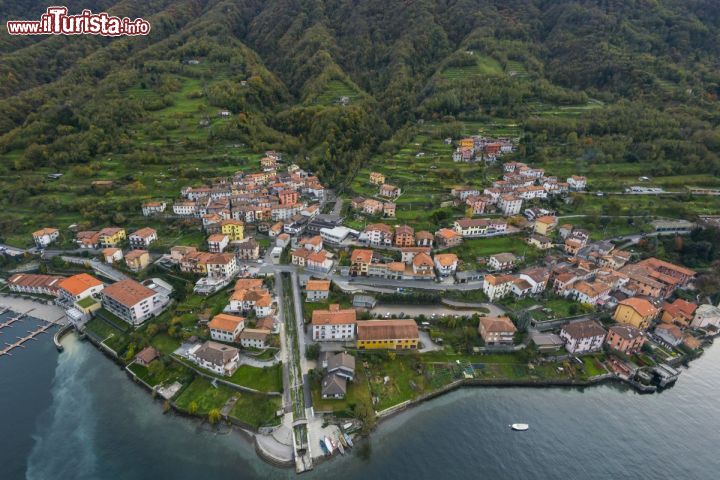 Immagine Lago di Como, Lombardia: in volo sulla cittadina di Lezzeno in Lombardia - © www.triangololariano.it