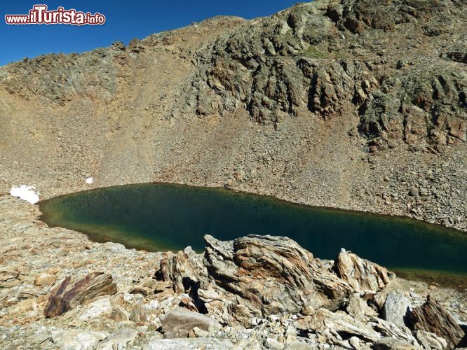 Immagine Uno dei laghi di Saldura nei pressi di Maso Corto, Val Senales. Situata ad un'altitudine di 2.000 metri, alla fine della valle, questa località consente la pratica dello sci per la maggior parte dell'anno offrendo paesaggi spettacolari anche in estate quando gli escursionisti possono percorrerne i sentieri © Alberto Perer / Shutterstock.com