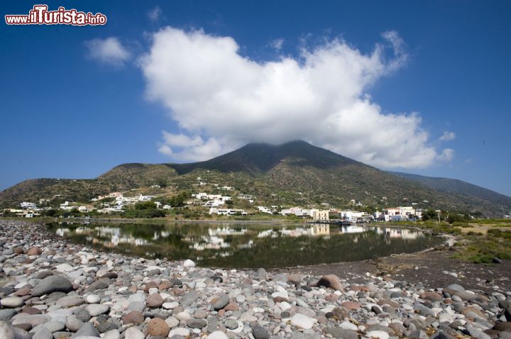 Immagine Lago di Salina, Sicilia - Seconda per dimensione e per popolazione dopo Lipari, Salina si estende per 26,4 chilometri quadrati. Un tempo chiamata Didyme, dal greco "gemello", oggi il suo attuale nome deriva da un grazioso laghetto, situato in frazione Lingua del Comune di Santa Marina di Salina, dal quale si estraeva proprio questo minerale © luigi nifosi / Shutterstock.com