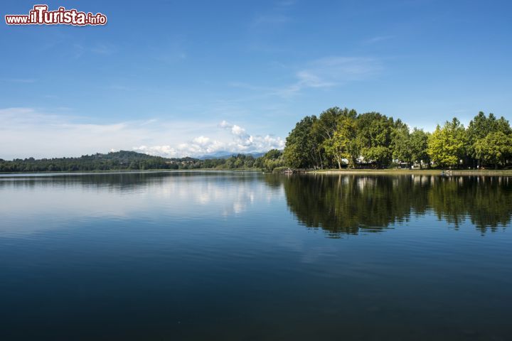 Immagine Lago di Varese vicino a Gavirate, Lombardia - © Horst Lieber / Shutterstock.com