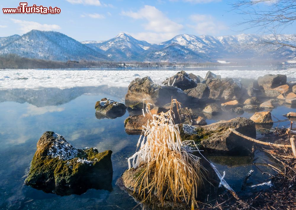 Immagine Il lago Kusshaaro in inverno, Hokkaido, Giappone. Situato nel parco nazionale Akan, questo bacino è l'unico di tutto il Giappone ad avere la superficie completamente ghiacciata in inverno.