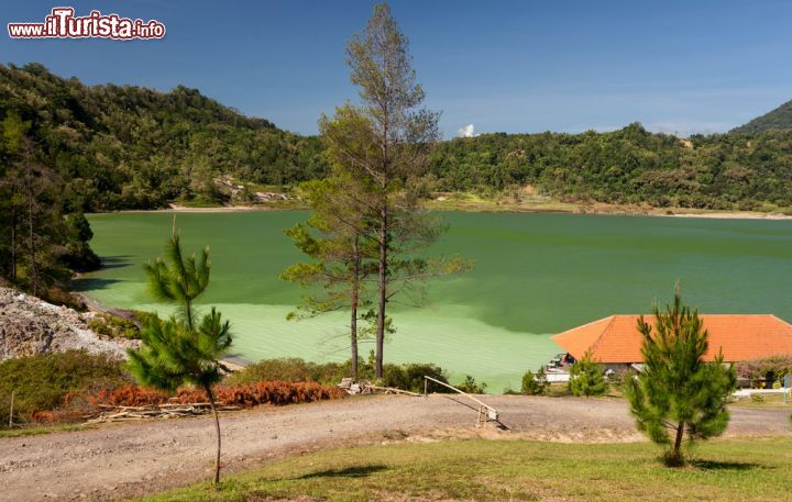 Immagine Il Danau Linow è un lago sulfureo che ricopre una superficie di 34 ettari sull'isola di Sulawesi, Indonesia. Il suo colore cambia a seconda del punto d'osservazione e dell'illuminazione solare - foto © Artush / Shutterstock.com