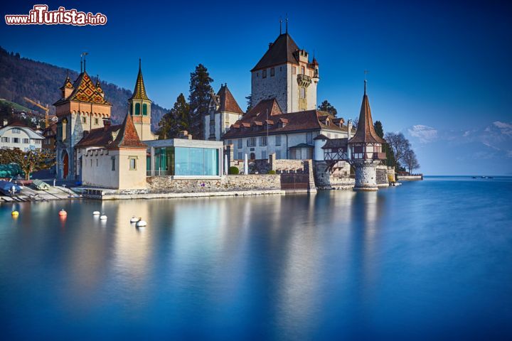 Immagine Il lago Thun ed il Castello di Oberhofen am Thunersee in Svizzera: siamo nel Canton Berna, e questa costruzione medievale è uno degli edifici storici più famosi della confederazione elvetica - © Nataliya Hora / Shutterstock.com