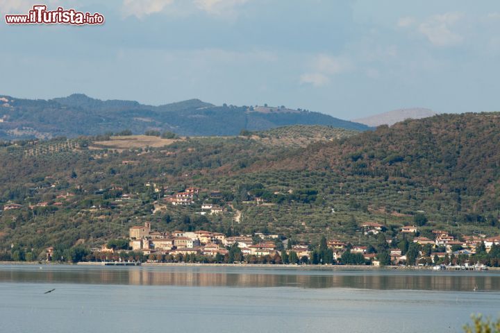 Immagine Lago Trasimeno in estate, Umbria - Panorama del Lago Trasimeno, uno dei gioielli naturali più suggestivi dell'Umbria: la campagna circostante che ne incornicia la superficie crea paesaggi mozzafiato tutti da scoprire così come i numerosi borghi che si affacciano sulle sue rive © wjarek / Shutterstock.com