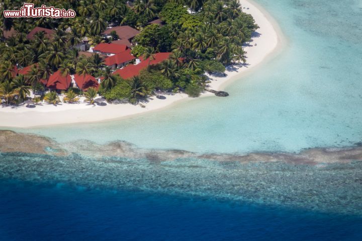 Immagine La laguna e la barriera corallina di un'isola dell'Atollo di Malé Nord, uno dei più visitati dell'arcipelago delle Maldive - foto © Shutterstock.com