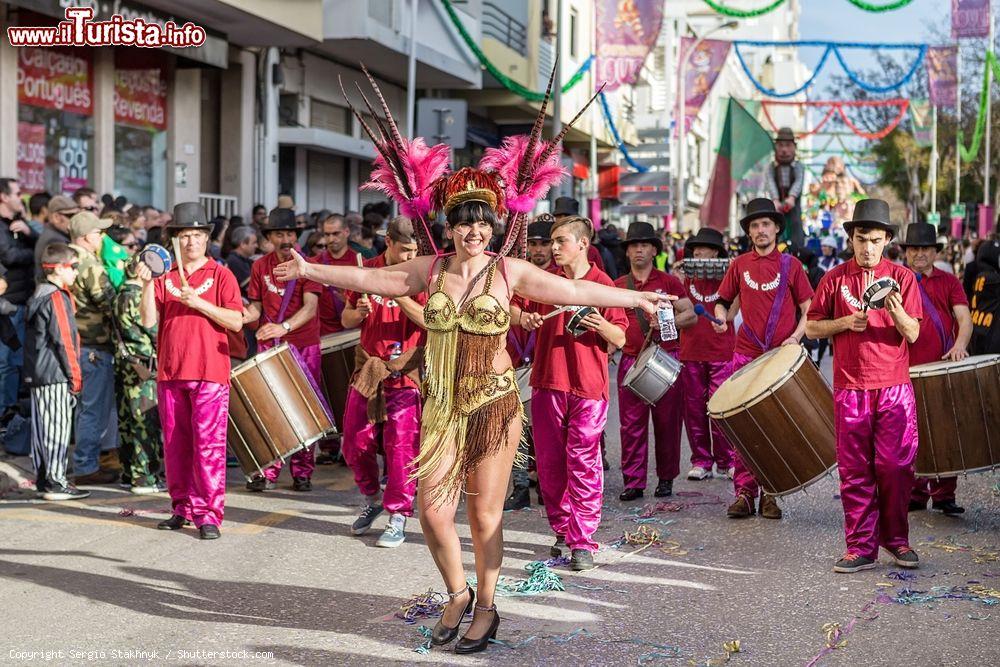 Immagine L'allegra sfilata di carnevale nella città di Loulé, Portogallo. La tradizione vuole che le protagoniste indiscusse dei festeggiamenti siano uova e farina che la gente si lancia addosso nelle strade e nelle piazze - © Sergio Stakhnyk / Shutterstock.com