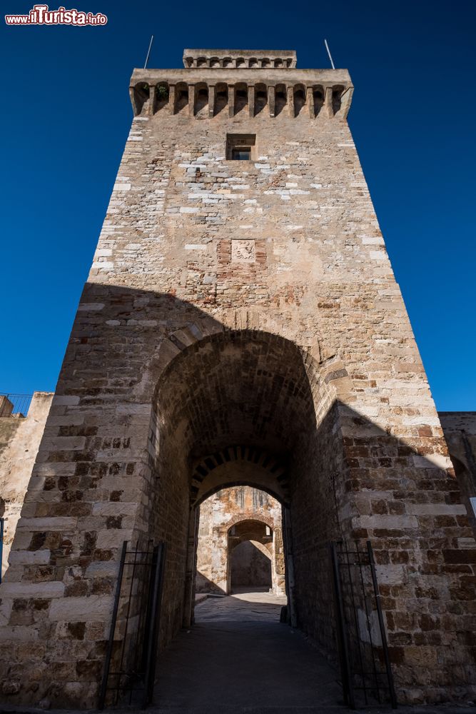 Immagine L'alta torre del Torrione a Piombino, Toscana. E' la parte più antica del complesso e risale al 1212 quando Piombino era un libero Comune.