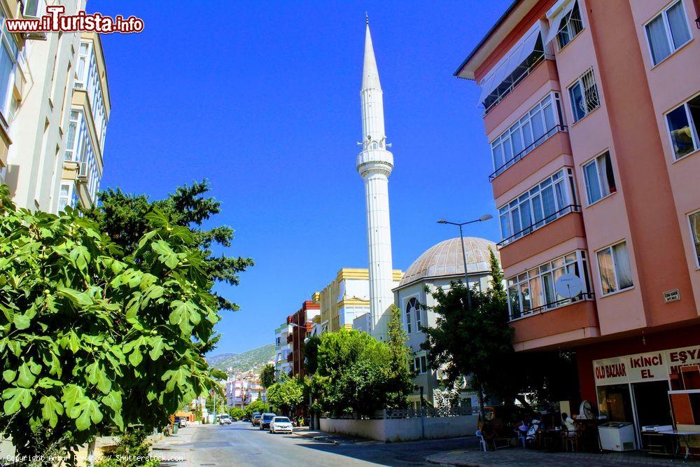 Immagine L'alto minareto della moschea Moslem a Alanya, Turchia: il bianco della costruzione risalta nello sfondo azzurro intenso del cielo - © Artur Romanov / Shutterstock.com