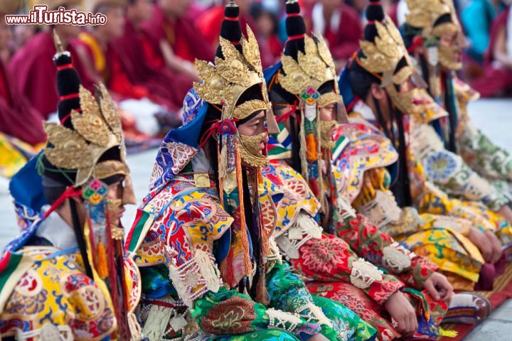 Immagine Lama al monastero Shechen di Kathmandu, Nepal. Considerato uno dei principali monasteri della tradizione tibetana, fu fondato nel 1695: distrutto durante la rivoluzione culturale, venne ricostruito nel 1985 da Dilgo Khyentse Rinpoche. In questa immagine, alcuni lama buddisti durante una cerimonia - © Zzvet / Shutterstock.com