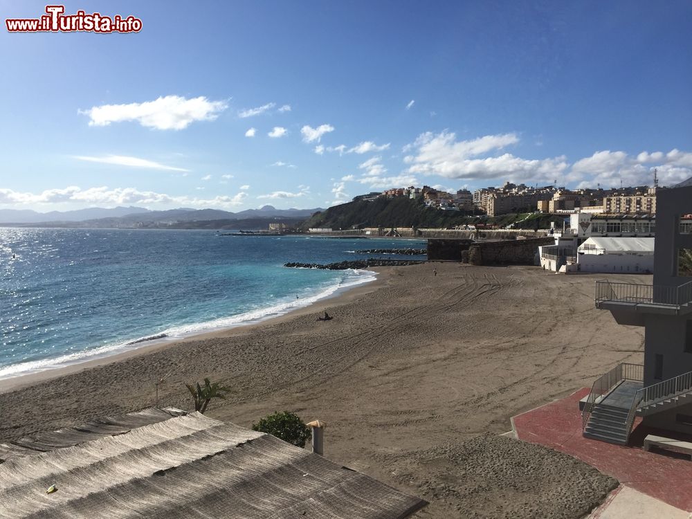 Immagine L'ampia spiaggia di Ceuta, enclave spagnola in nord Africa.