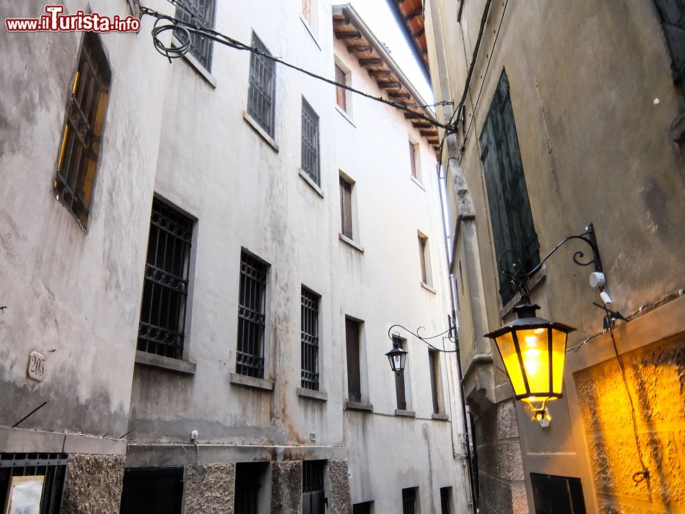 Immagine Il particolare di alcuni lampioni nei vicoli del centro di Asolo (Treviso, Veneto).