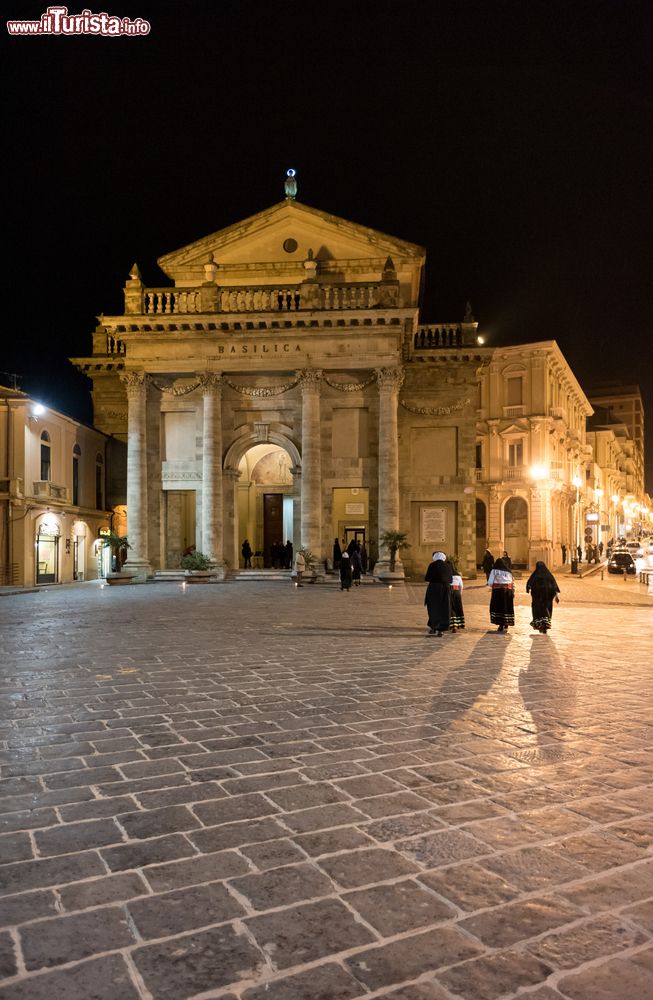 Immagine Lanciano (Abruzzo): Piazza Plebiscito e la Basilica della Madonna del Ponte, edificata sugli archi di un antico ponte romano.