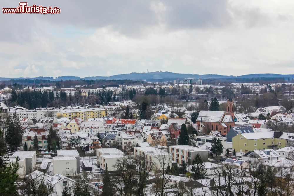 Immagine Landsberg am Lech in inverno con i tetti imbiancati dalla neve, Germania.