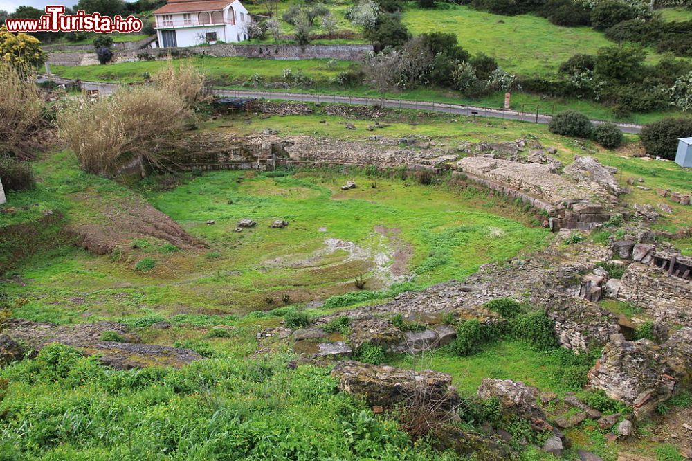 Immagine L'anfiteatro romano di Forum Traiani a Fordongianus in Sardegna - © Gianni Careddu - CC BY-SA 4.0, Wikipedia