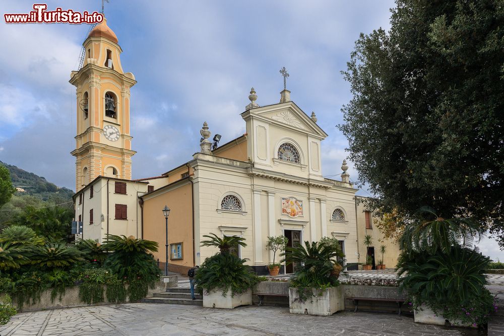 Immagine L'antica chiesa di Sant'Ambrogio a Zoagli, Liguria. Sorge nell'omonima frazione: la sua costruzione venne iniziata nell'VIII° secolo e completata solo nel XVII°. Il campanile fu eretto nel 1672 con l'aggiunta delle campane. Al suo interno ospita un quadro della Madonna del Rosario con papa Pio V° e Sant'Elena.