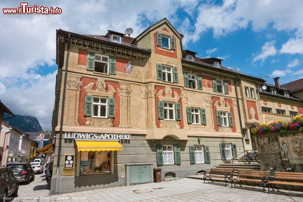 Immagine L'antica farmacia Ludwigs nel centro di Garmisch-Partenkirchen, Germania, in una giornata estiva - © IndustryAndTravel / Shutterstock.com