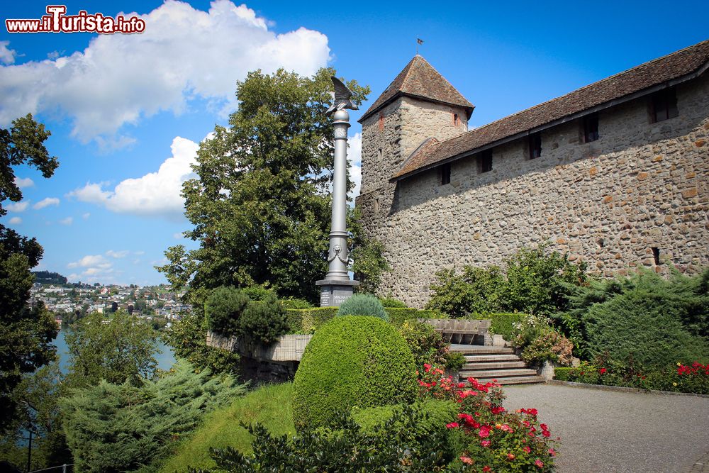 Immagine L'antica fortezza di Rapperswil-Jona, Svizzera, con i giardini circostanti.