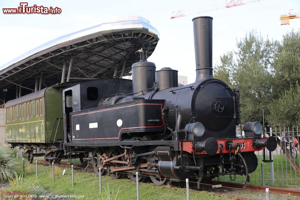 Immagine L'antica locomotiva numero 81 con vagone nel centro di Montpellier, Francia: si trova di fronte alla biblioteca Garcia Lorca. Un tempo questo treno collegava Montpellier con la cittadina di Palavas - © BOULENGER Xavier / Shutterstock.com