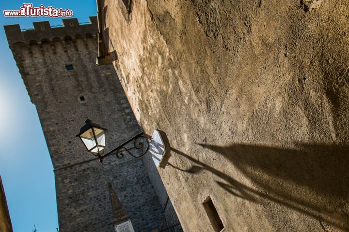 Immagine L'antica torre medievale vista lateralmente, Capalbio, Toscana- © robertonencini / Shutterstock.com