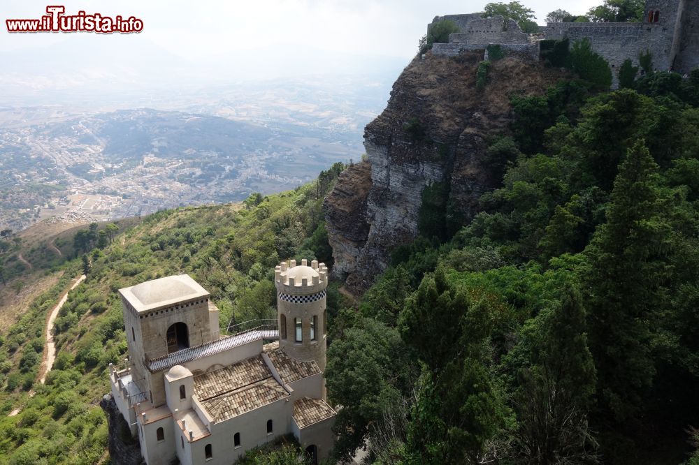 Immagine L'antica Torretta Pepoli di Erice, provincia di Erice (Sicilia). Costruita nel 1881, questa residenza turrita in pietra sorge su una scogliera: da qui si gode una sugegstiva veduta sul mare.