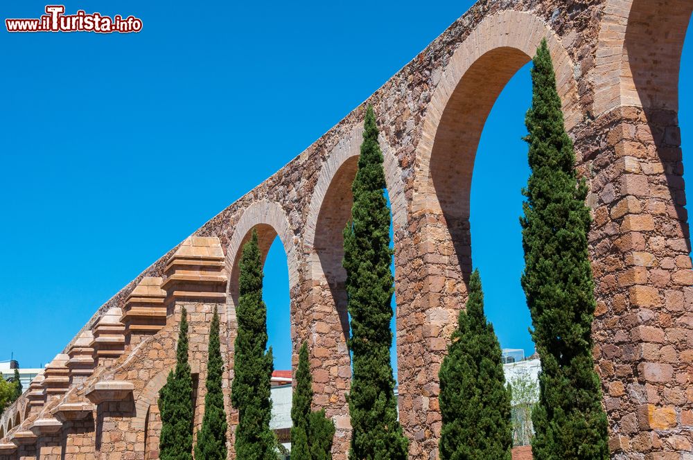 Immagine L'antico acquedotto di Zacatecas, Messico, in una giornata di sole.