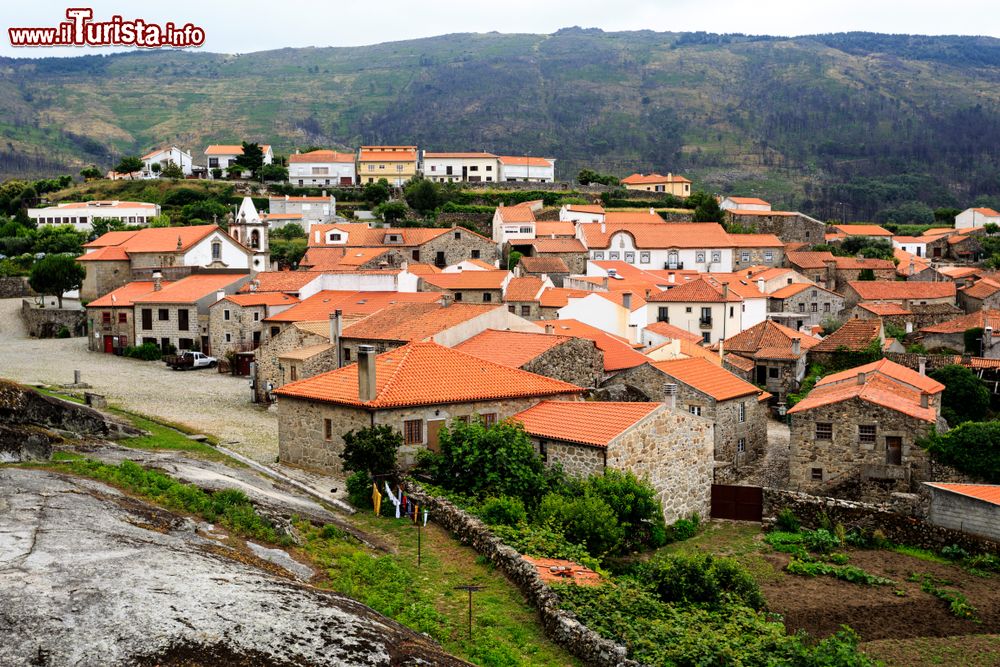 Immagine L'antico borgo di Linhares da Beira, Portogallo. Il suo nome, Linhares, significa "campo di lino" perchè in questa regione del territorio portoghese la coltivazione di questa pianta è stata di grande importanza economica.