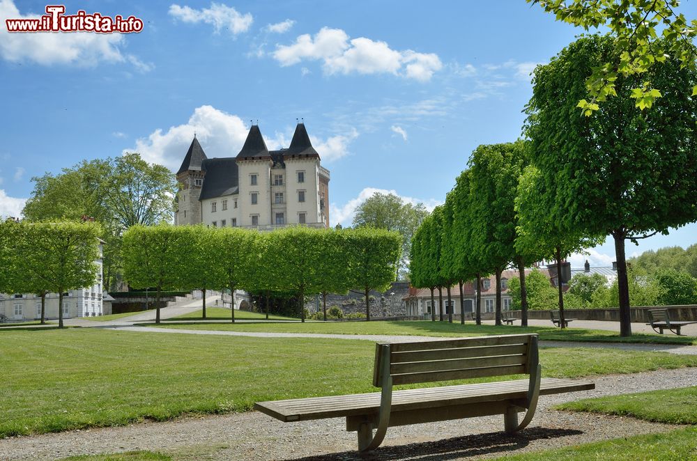 Immagine L'antico castello di Pau con il giardino geometrico, Nuova Aquitania (Francia).