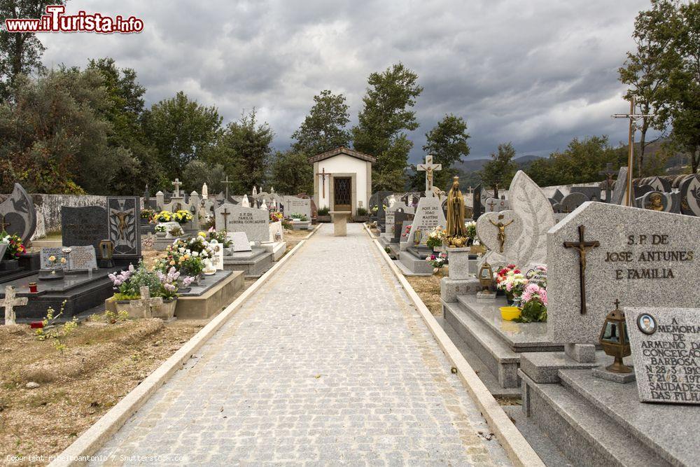 Immagine L'antico cimitero di Vilar, vicino a Terras de Bouro, Portogallo - © ribeiroantonio / Shutterstock.com