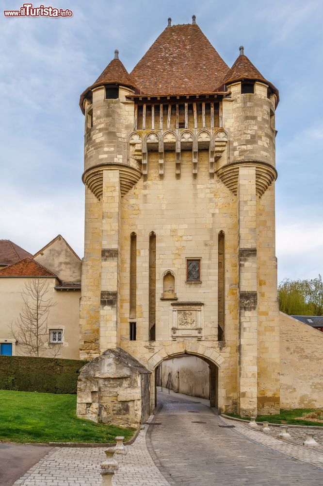 Immagine L'antico Croux Gate (o Porte du Croux) a Nevers, Francia. E' ciò che resta della vecchia cinta muraria medievale costruita a protezione della città.