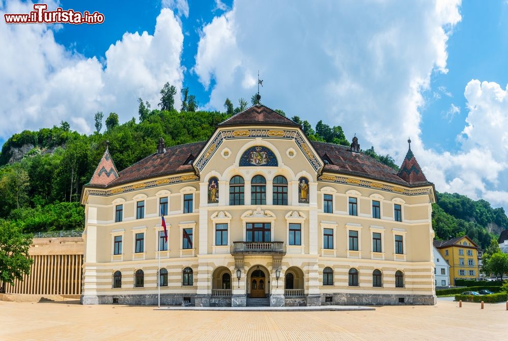 Immagine L'antico edificio del Governo a Vaduz, Liechtenstein. Costruito fra il 1903 e il 1905, questo palazzo in stile neo-barocco ha ospitato il Parlamento sino al 2008 quando venne realizzata la nuova sede. E' stata la prima costruzione del principato a essere dotata di un sistema di riscaldamento centralizzato.