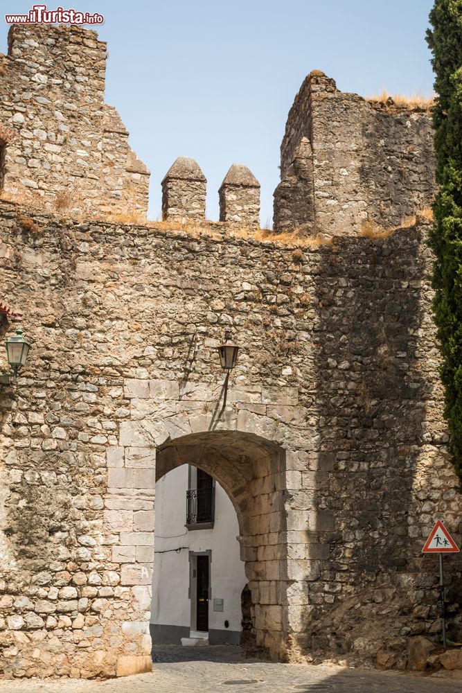 Immagine L'antico ingresso nelle mura del castello di Serpa, Portogallo. In questa immagine, una delle due porte originarie del castello giunte sino ai giorni nostri.