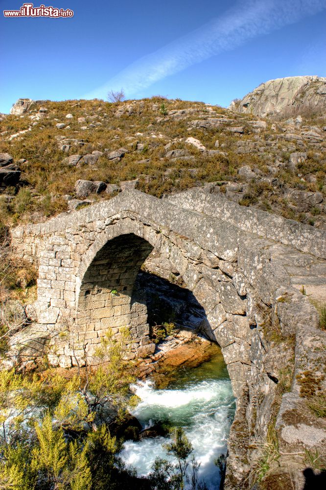 Immagine L'antico ponte Cava Velha a Castro Laboreiro, Melgaco, Portogallo. Di epoca romana, questo ponte ha una struttura in massi irregolari sostenuta da bugne lavorate con giunture piene di pietre più piccole.