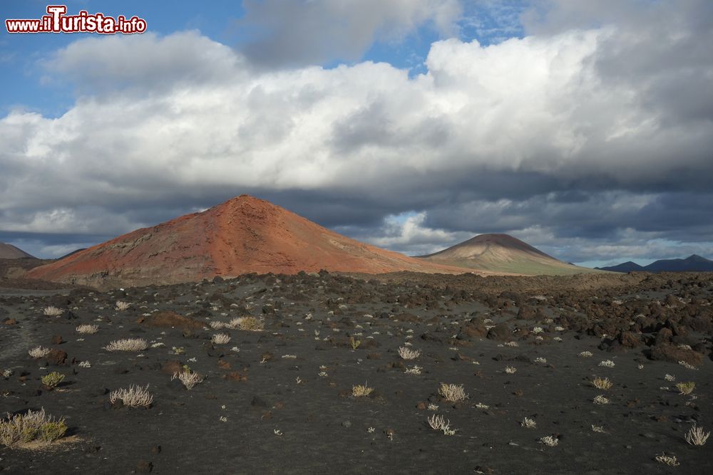 Immagine Lanzarote, Canarie: vista del vulcano Montaña Bermeja dalla spiaggia omonima, nei pressi della località El Golfo.