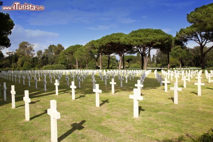 Immagine Lapidi al Cimitero Militare Americano di Nettuno, Lazio. L'area si estende su una superficie di oltre 311 mila metri quadrati © Vladimir Mucibabic / Shutterstock, com