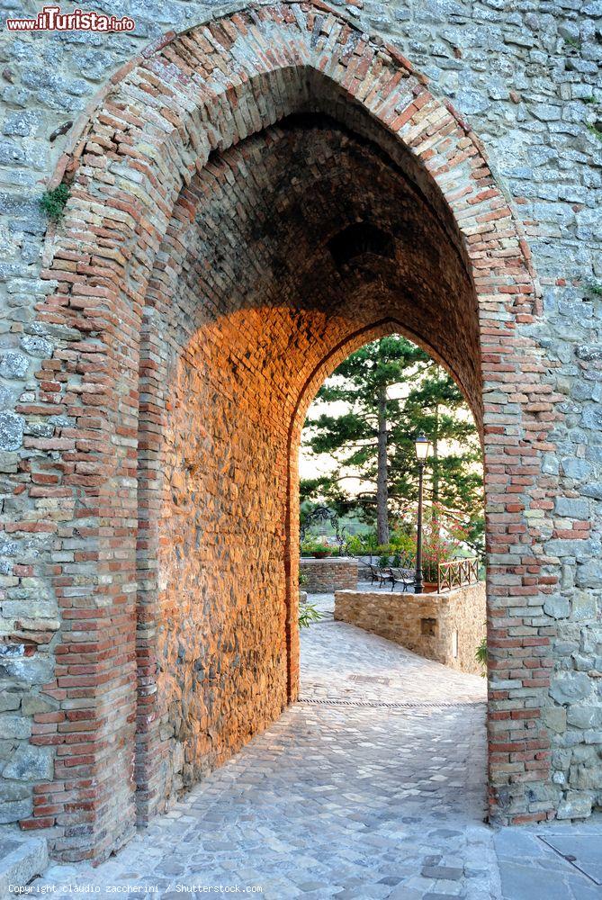 Immagine L'arco d'ingresso al castello di Montefiore Conca, Emilia Romagna. La rocca venne edificata nel corso del XIV° secolo dalla famiglia dei Malatesta e oltre ad essere una possente costruzione militare fu anche un palazzo residenziale - © claudio zaccherini / Shutterstock.com