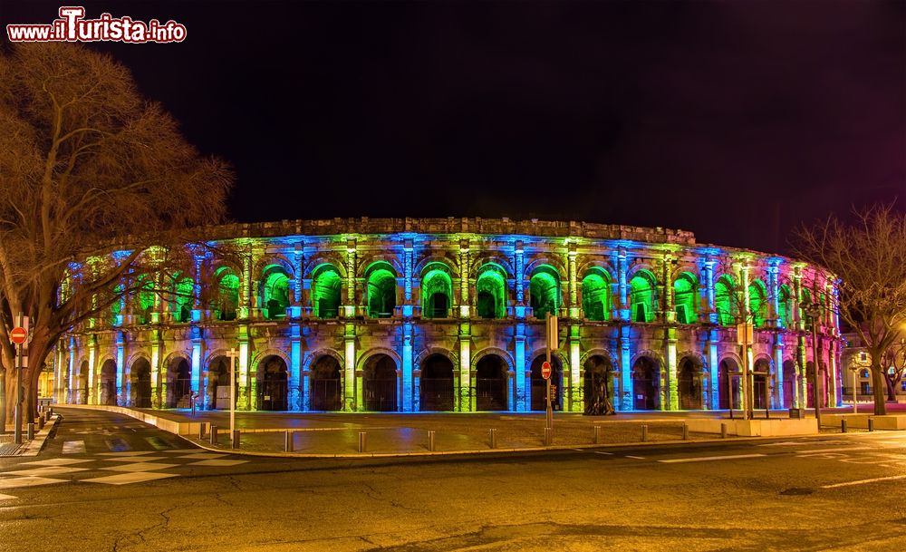 Immagine L'arena di Nimes illuminata di notte, Francia. Anfiteatro su 2 livelli del 70 d.C., l'arena è ancora utilizzata per eventi e concerti.