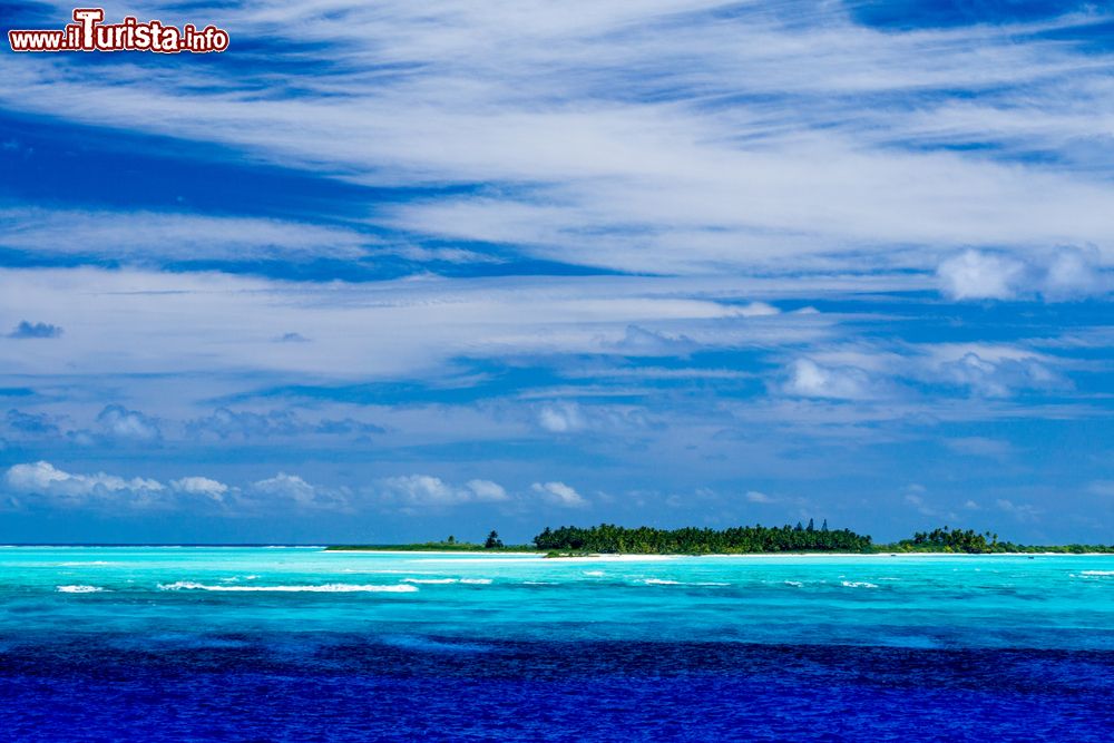 Immagine L'atollo Oeno nelle Pitcairn Islands, Oceania. Due stretti passaggi permettono l'accesso alla laguna centrale dell'atollo che ha una barriera corallina che si sviluppa per 4 km di diametro. Ospita esemplari di Petrello di Murphy e altre specie di uccelli di mare endemici.