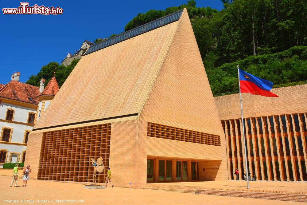 Immagine L'attuale Parlamento della città di Vaduz, Liechtenstein. Costata oltre 42 milioni di franchi, questa costruzione è stata realizzata nel 2008 utilizzando 600 tonnellate di acciaio, 5.800 metri cubo di calcestruzzo e 1 milione di mattoni clinker - © Alizada Studios / Shutterstock.com