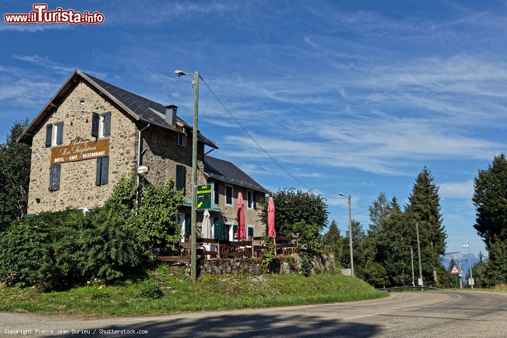 Immagine L'Auberge des Seiglières a Chamrousse, Francia: questa locanda si trova ai margini del bosco  sulla slaita per Chamrousse - © Pierre Jean Durieu / Shutterstock.com