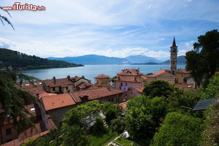 Immagine Laveno Mombello fotografata dalle colline, Lombardia. In epoca medievale questo borgo fu abitato da pescatori - © Oleksandr Katrusha / Shutterstock.com