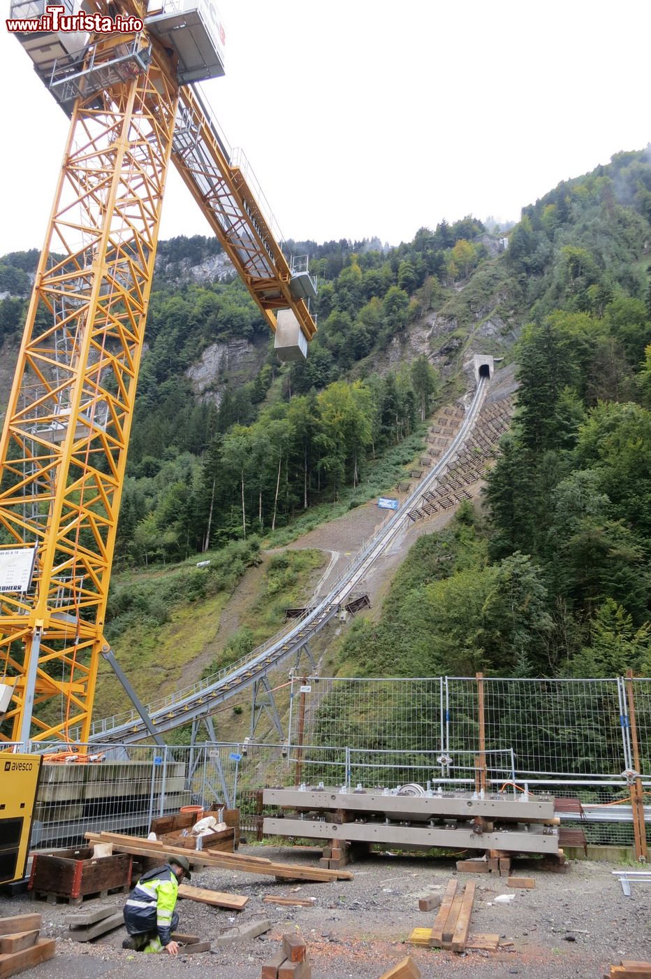 Immagine Lavori di costruzione della nuova funicolare di Stoos, Svizzera. Si presenta con cabine cilindriche e un particolare sistema che ne mantiene costantemente il piano in posizione orizzontale al variare della pendenza.