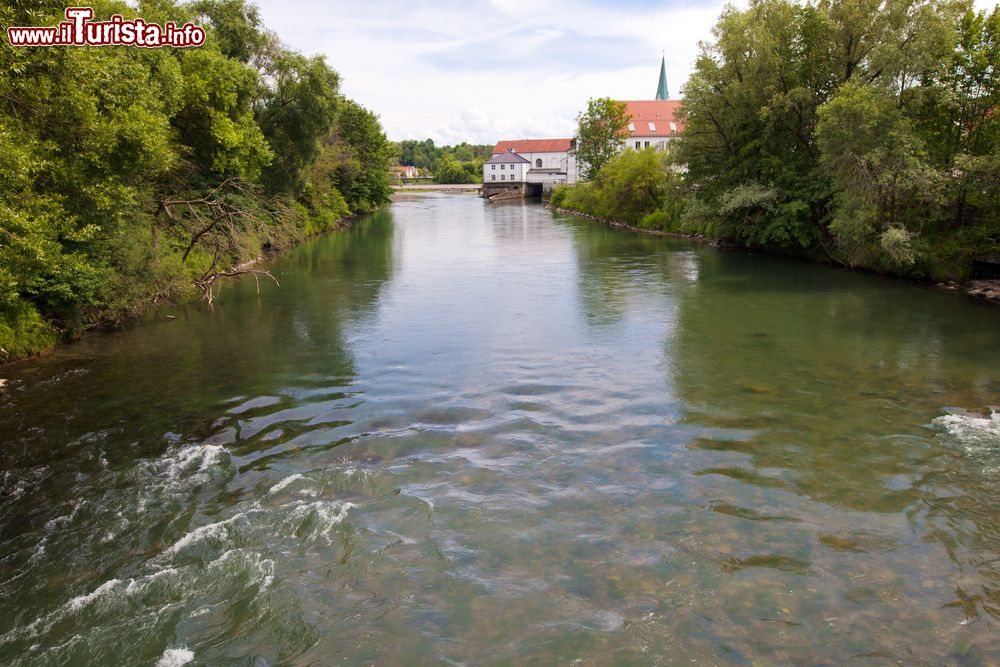 Immagine Le acque del fiume Iller nella città di Kempten, Algovia, Germania. Lungo 146 chilometri, conflusice nel Danubio.